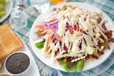 Gündöndü tuberosus salata sağlıklı kahvaltı için kilo kaybı.