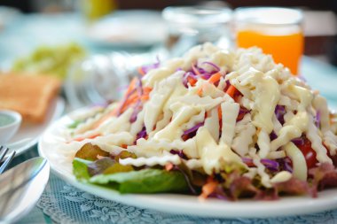 Gündöndü tuberosus salata sağlıklı kahvaltı için kilo kaybı.
