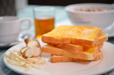 Kahvaltı tost reçelli gündöndü tuberosus