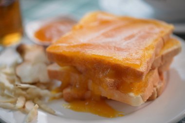 Kahvaltı tost reçelli gündöndü tuberosus