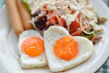 Gündöndü tuberosus salata sağlıklı kahvaltı için kilo kaybı.