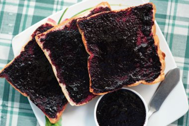 Dut reçeli Kahvaltı ekmek.