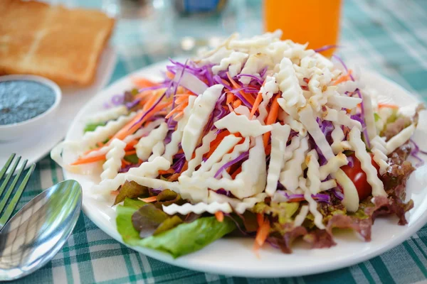 Helianthus tuberosus sallad hälsosam frukost för viktminskning. — Stockfoto