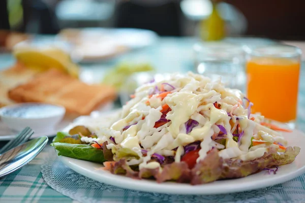 Helianthus tuberosus salade gezond ontbijt voor weight loss. — Stockfoto