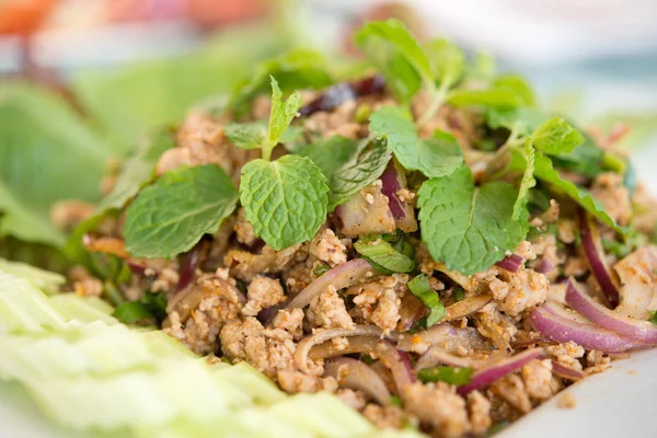 Salada de porco picado e picante, comida tailandesa — Fotografia de Stock