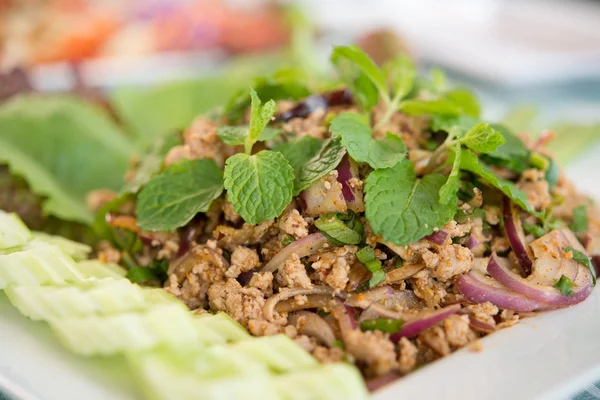 Salada de porco picado e picante, comida tailandesa — Fotografia de Stock