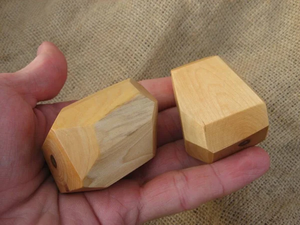 Zwei Holzsteine Für Tumi Ishi Spielzeug Auf Der Handfläche Eines — Stockfoto