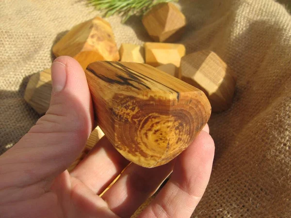 木料平衡石材制成的玩具 人的手握住一块石头 — 图库照片