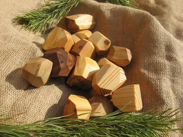 用天然材料做玩具的木制平衡石 用冷杉树枝铺在麻布上的一套衣服 — 图库照片