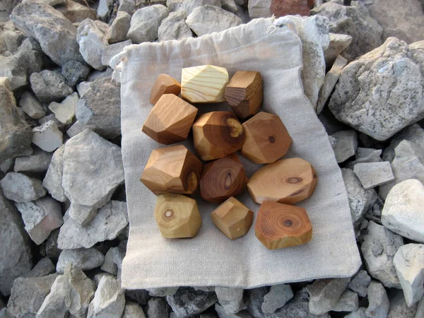 Деревянные Балансирующие Камни Натуральных Материалов — стоковое фото