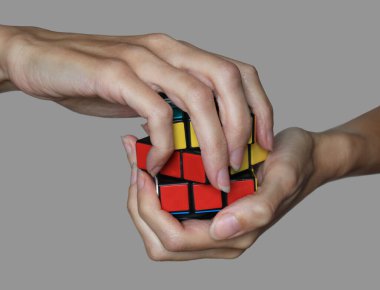 Kadının elleri Rubik küpünü topluyor 