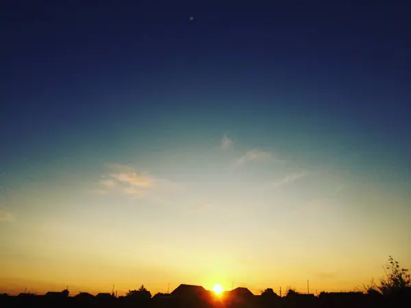 Pôr Sol Brilhante Aldeia Fundo Das Casas — Fotografia de Stock