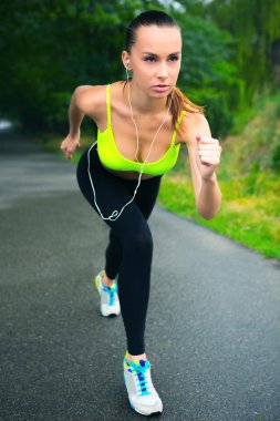 Kız başında duruyor