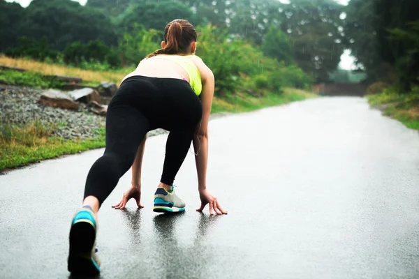 The girl stands at the start — Stock Photo, Image