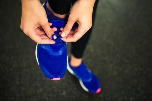 Spor ayakkabılar üzerinde ayakkabı bağcığı bağlama