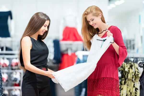 Kızlar elbise tercih ediyor