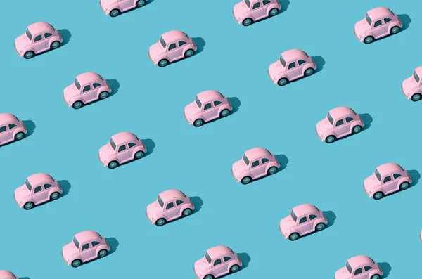 파란색 배경의 자동차로 만들어 크리에이티브 패턴입니다 — 스톡 사진