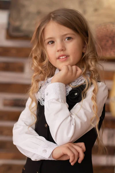 Ein Schönes Mädchen Mit Langen Blonden Haaren Einer Schuluniform Einem — Stockfoto