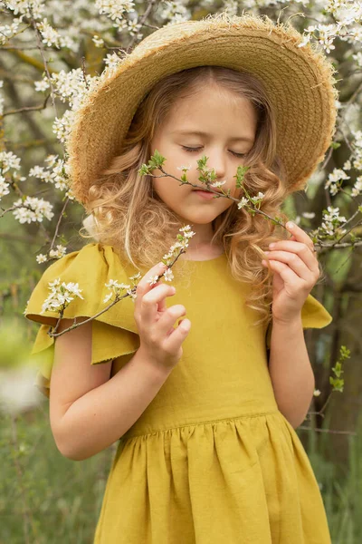 꽃피는 정원의 초록빛 귀여운 금발의 — 스톡 사진