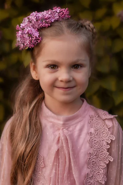 漂亮的小女孩 穿着粉色衣服 头戴淡紫色的紫丁香 — 图库照片