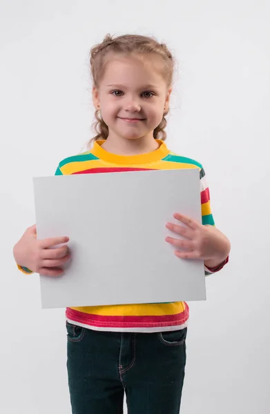 Ένα Χαρούμενο Χαριτωμένο Ξανθό Κοριτσάκι Κοτσίδες Ένα Χρωματιστό Σακάκι Κρατά — Φωτογραφία Αρχείου