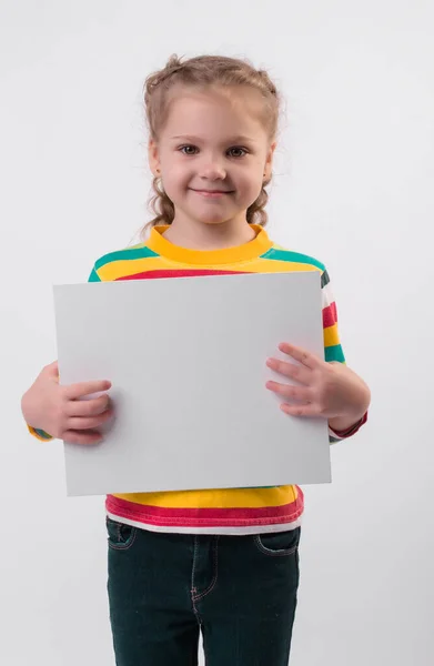 Uma Menina Loira Bonito Feliz Com Tranças Uma Jaqueta Colorida — Fotografia de Stock