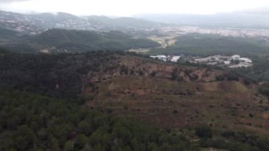 İnsansız hava aracından dağın panoramik görüntüsü