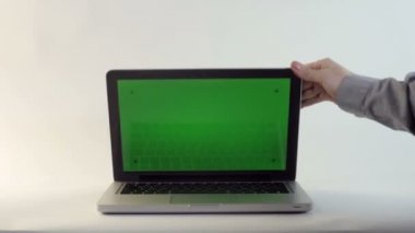 Yeşil bir ekran ile dizüstü bilgisayar