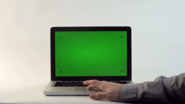 Portátil con una pantalla verde — Vídeo de stock