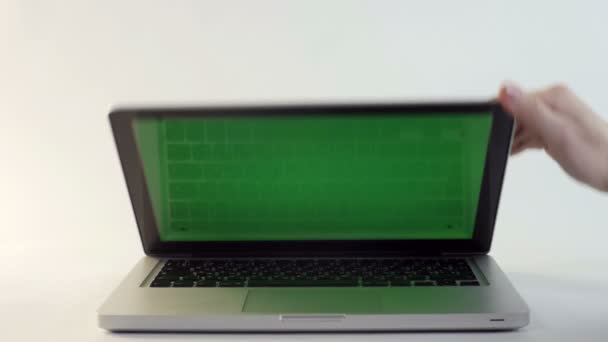 Bärbar dator med en grön skärm — Stockvideo