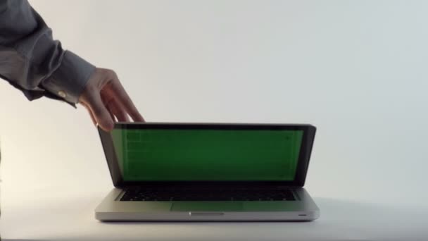 Yeşil bir ekran ile dizüstü bilgisayar — Stok video