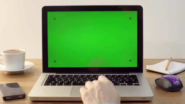 Med Laptop med en grön skärm — Stockvideo