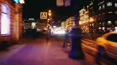 Hiper sukut. Gece sokak.