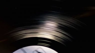 Vinil kayıtları döndürme