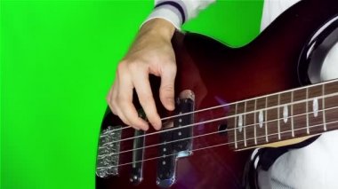 bas gitar çalmaya adam.