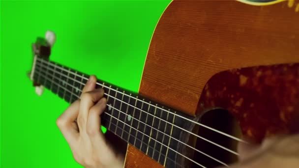 Homme jouant de la guitare. — Video