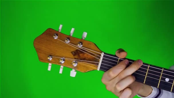 Man spelar gitarr. — Stockvideo