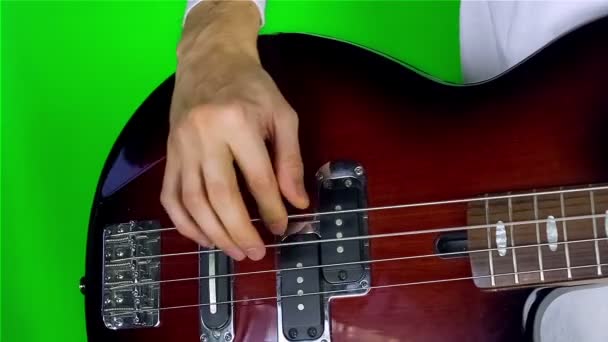 Homme jouant guitare basse . — Video