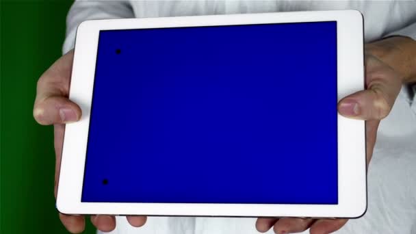 Tablet-PC mit blauem Bildschirm — Stockvideo