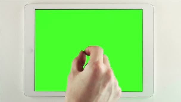 Использование планшетного ПК с зеленым экраном — стоковое видео
