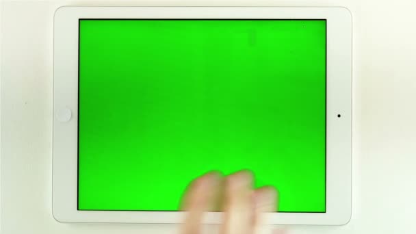 Tabletpc met groen scherm gebruiken — Stockvideo