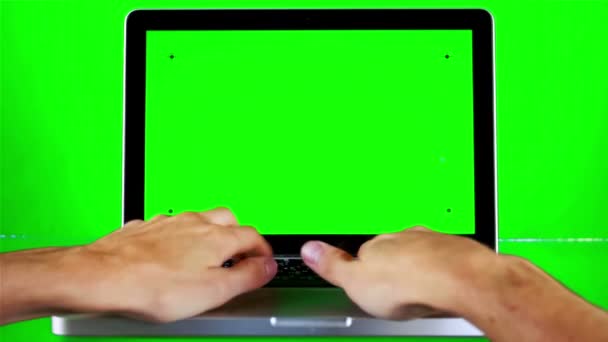 Met behulp van Laptop met groen scherm — Stockvideo