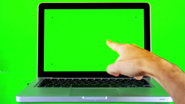 Uso del computer portatile con schermo verde — Video Stock