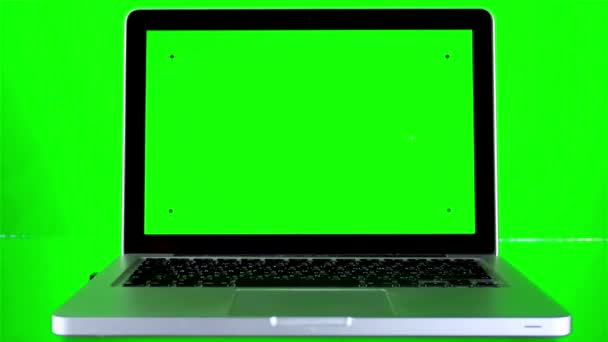 Usando laptop com tela verde — Vídeo de Stock