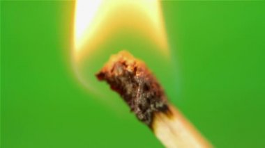 Maç yeşil bir ekran üzerinde yanan.