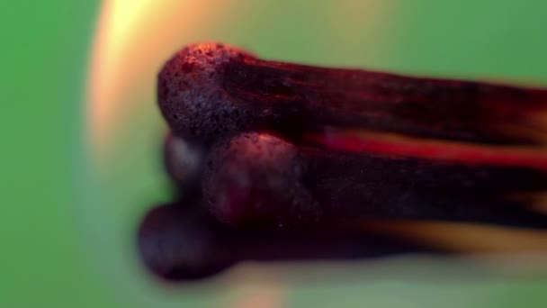 Allumettes brûlantes sur un écran vert .