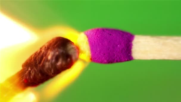 allumette brûlante sur un écran vert .