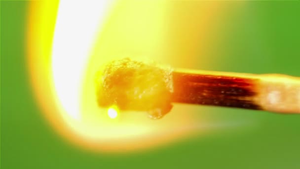 allumette brûlante sur un écran vert .