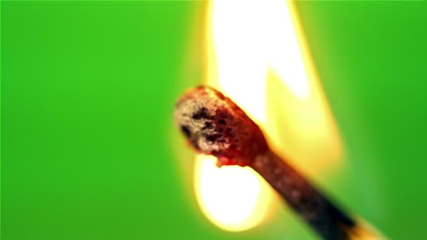 allumette brûlante sur un écran vert .