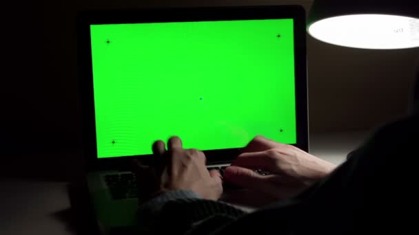 Człowiek za pomocą laptopa na swoim pulpicie. — Wideo stockowe